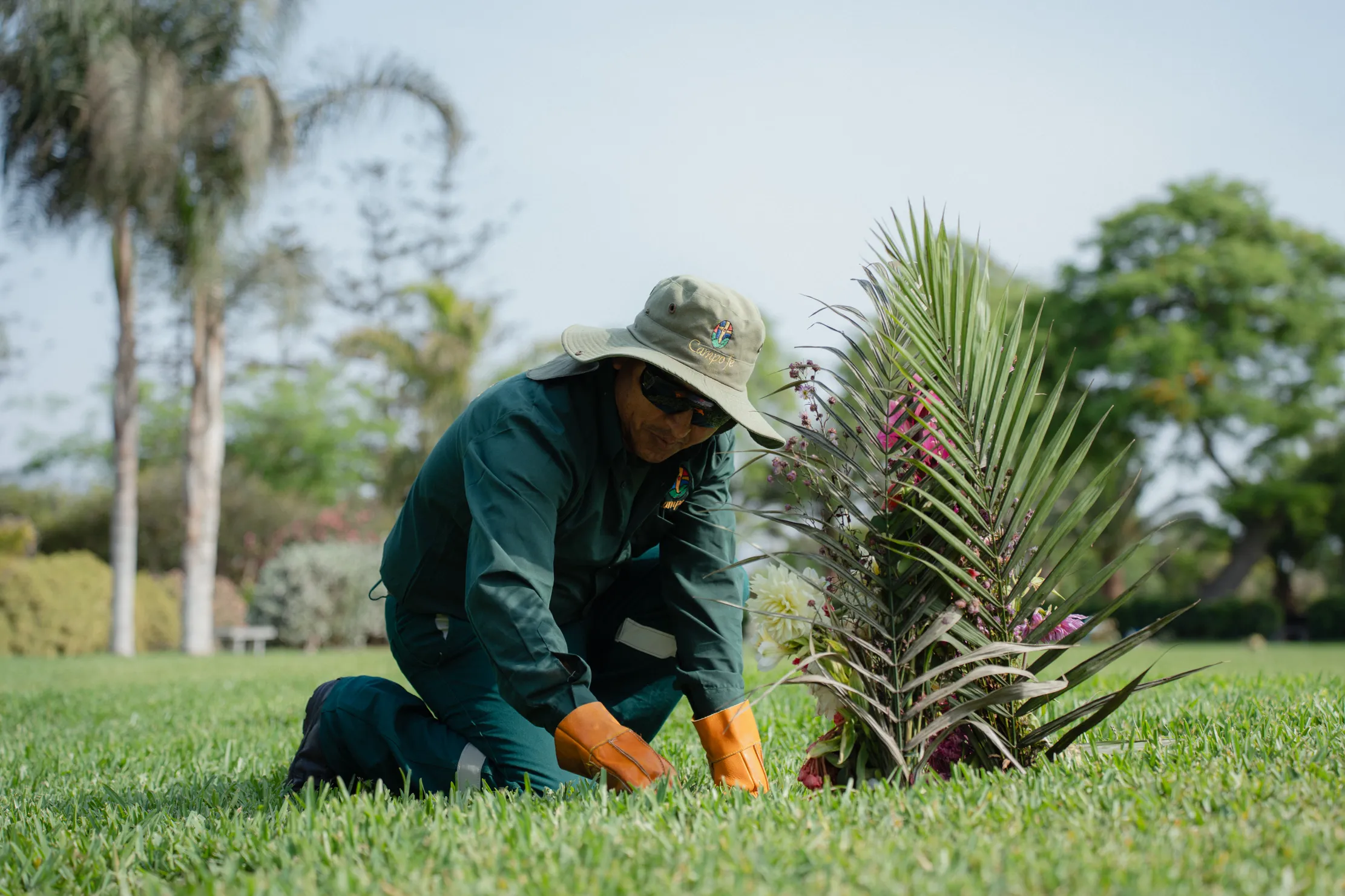 Jardinero cuidando el área